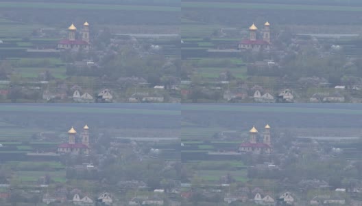 绿草景观，东正教教堂和几棵树高清在线视频素材下载