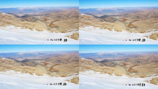 一群面目全非的登山者正在山顶上行走高清在线视频素材下载