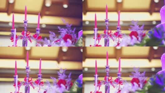 室内红色蜡烛和复古烛台的婚礼装饰。高清在线视频素材下载