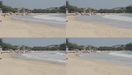 游客在石澳海滩享受海浪，一段白沙在香港岛-宽镜头高清在线视频素材下载