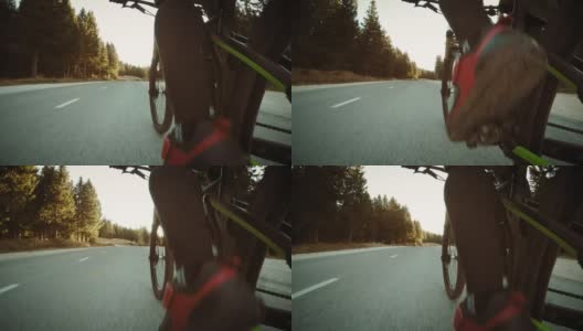 摩托车手的腿骑在乡间的柏油路上高清在线视频素材下载