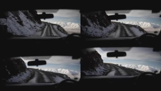 Inside Car Driving up Snowy mountain .在雪山上行驶的汽车高清在线视频素材下载