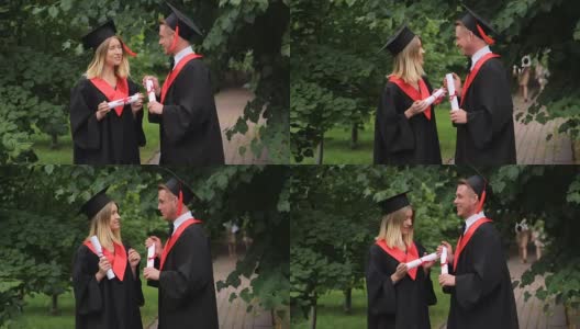 快乐的男女毕业生在公园畅谈未来，毕业的日子高清在线视频素材下载