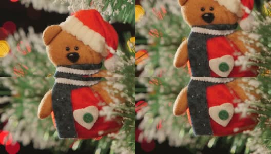装饰-一个玩具泰迪熊在圣诞树上，散焦，轻，黑色，花环，凸轮向上移动，特写高清在线视频素材下载