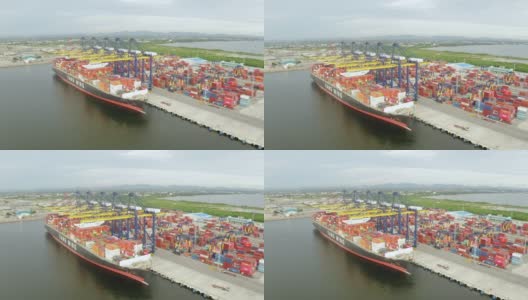 高空俯视集装箱货轮在进出口业务、商业贸易、国际海上集装箱货轮的物流运输、集装箱货物的货运运输。高清在线视频素材下载
