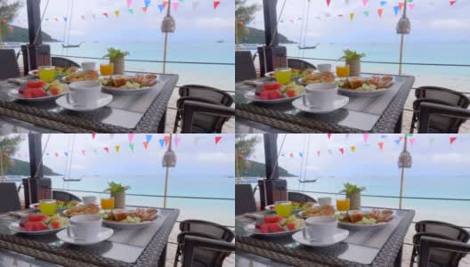 豪华美丽的早餐，咖啡，果汁，热带海景高清在线视频素材下载