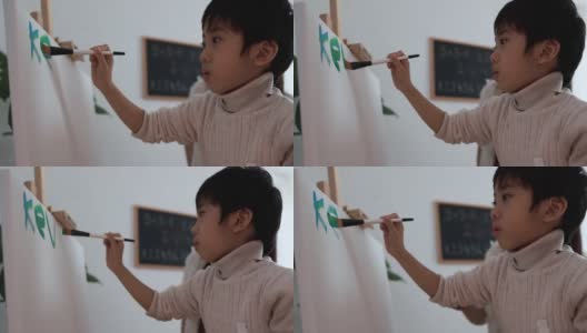 亚洲小孩用彩色画笔在画布上作画-母亲和孩子在家里一起创作艺术作品高清在线视频素材下载