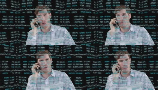 在黑色背景下，用智能手机通话的白人男子正在处理股市数据高清在线视频素材下载