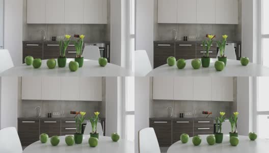4 k。斯堪的纳维亚风格的现代厨房内部。移动全景与苹果和鲜花高清在线视频素材下载