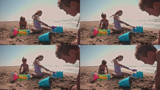 暑假，多民族的孩子们在海滩上堆沙堡高清在线视频素材下载