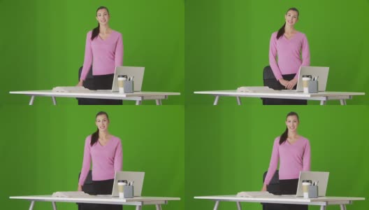 年轻的女商人拿着笔记本电脑站在办公桌前的肖像高清在线视频素材下载
