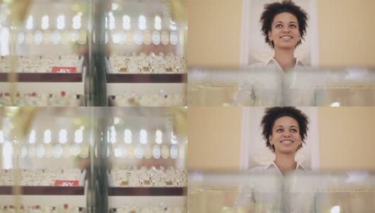 非裔美国女售货员可爱的微笑在一家珠宝店高清在线视频素材下载