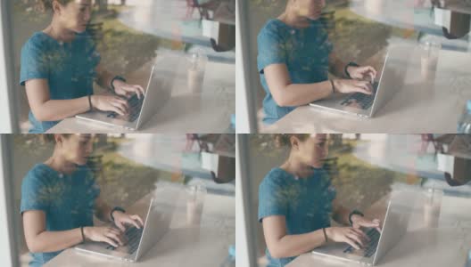 一个女人在咖啡店里用笔记本电脑键盘打字，慢动作高清在线视频素材下载