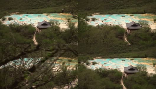 高角度视角:徒步游览黄龙谷风景区的木亭和五色池，中国四川高清在线视频素材下载