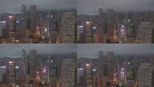 航拍移动摄影机拍摄香港市中心国际金融中心塔和维多利亚港夜间交通情况，4k视频高清在线视频素材下载