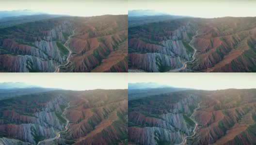 中国新疆天山丹霞地貌鸟瞰图。高清在线视频素材下载