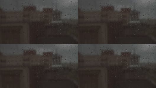 真正的雨滴滑在窗户玻璃上高清在线视频素材下载