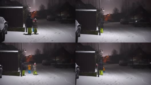 孩子们晚上在外面玩雪高清在线视频素材下载