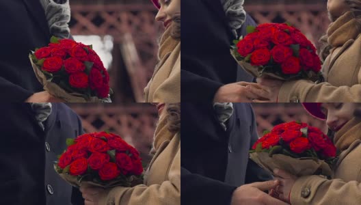 一名男子向女友献上一束鲜花，温柔地拥抱相爱的情侣高清在线视频素材下载