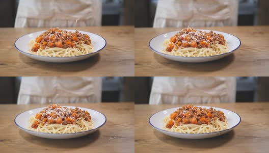 在意大利肉酱面上磨碎帕尔马干酪高清在线视频素材下载
