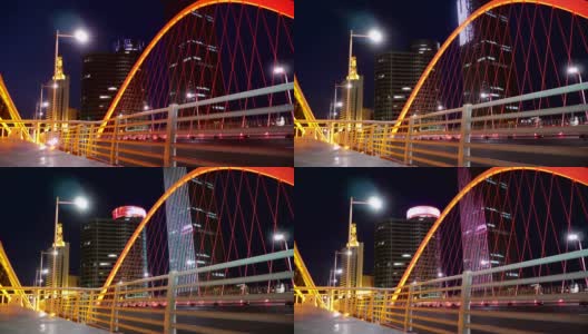 夜间桥上快速行驶的车辆高清在线视频素材下载