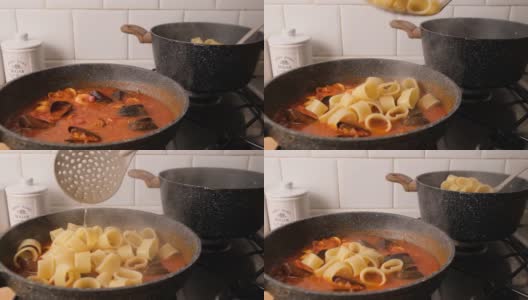 煮熟的帕切里意面加上海鲜番茄酱高清在线视频素材下载
