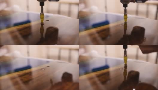 在一种新的环氧树脂木桌上拧紧固定螺栓的过程高清在线视频素材下载