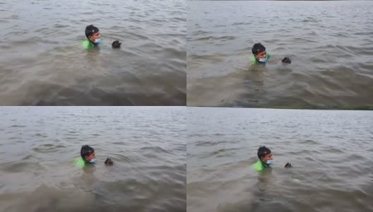 泰国的亚洲渔民从湖里用手抓贝类高清在线视频素材下载