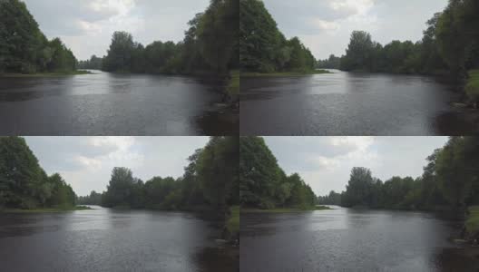 水滴在水面上。下雨时，水滴落在河面上高清在线视频素材下载