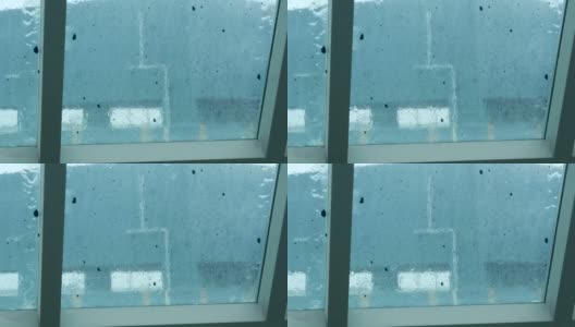 雨水滴在脏玻璃杯上。泰国的热带雨量高清在线视频素材下载