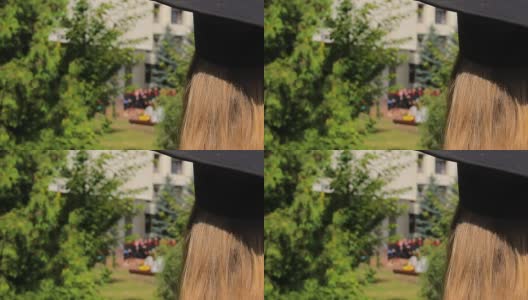 女戴着毕业帽看着快乐的学生把帽子抛向空中高清在线视频素材下载
