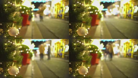 Christmas atmosphere in the city, beautifully decorated fir-tree near restaurant高清在线视频素材下载