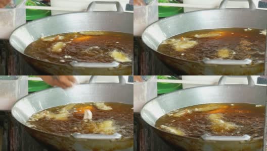 泰式香蕉油煎，厨师将香蕉放入油煎锅中。高清在线视频素材下载