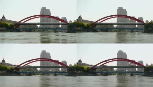 城市里的车辆通过桥梁，运河桥高清在线视频素材下载