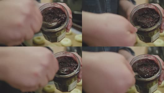 从罐子里舀树莓果酱高清在线视频素材下载