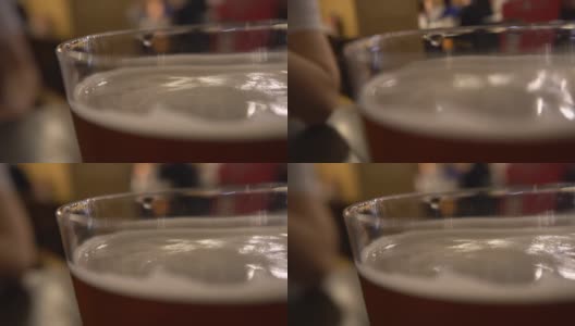 特写啤酒表面泡沫高清在线视频素材下载