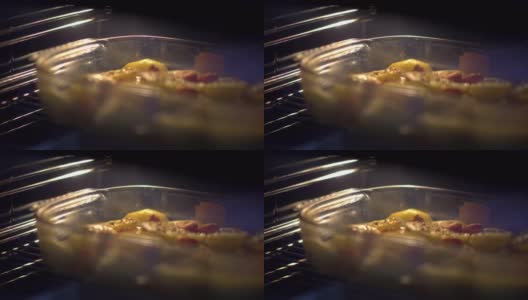 一盘肉和土豆放在烤箱里的玻璃碗里烤着高清在线视频素材下载