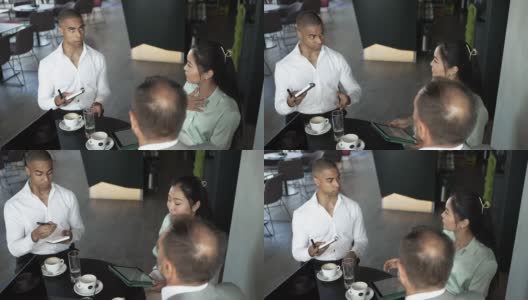 三个同事在咖啡馆举行非正式会议高清在线视频素材下载