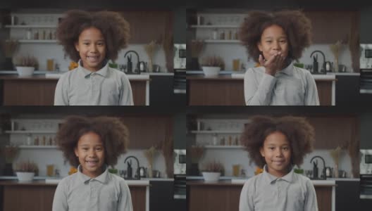 快乐可爱的小学非洲裔美国女孩的肖像卷发微笑在室内高清在线视频素材下载