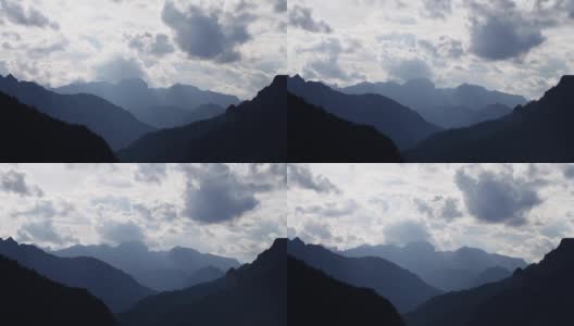 引人注目的天空在瀑布山脉的剪影上高清在线视频素材下载