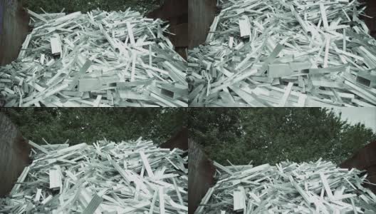垃圾堆上的一堆废金属高清在线视频素材下载
