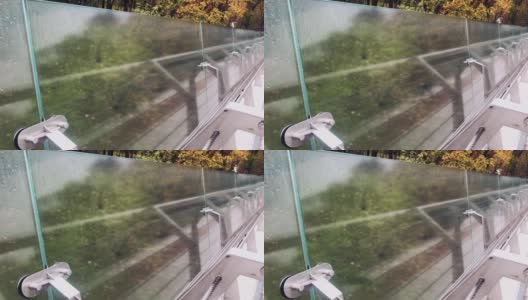 钢架上有玻璃桥，秋雨过后，映照过往的人高清在线视频素材下载