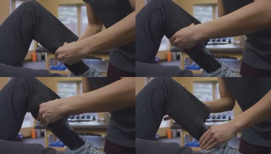 女性理疗师的手按摩老年女性小腿肌肉的特写高清在线视频素材下载