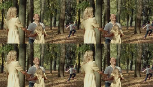 快乐的一家人在秋天的公园里玩耍高清在线视频素材下载