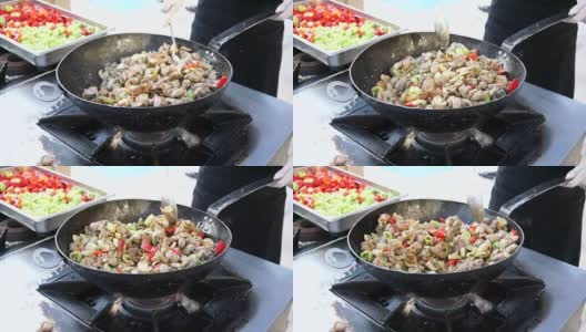 4K，厨师用鸡肉烹饪蔬菜高清在线视频素材下载