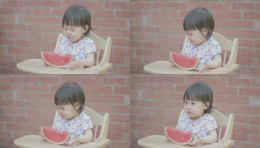 toddler girl eating watermelon during summer time高清在线视频素材下载