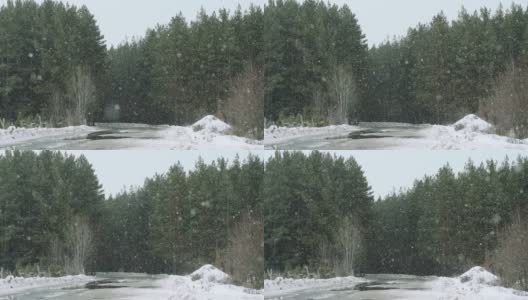 雪花飘落在美丽的灰色冬日风景上高清在线视频素材下载