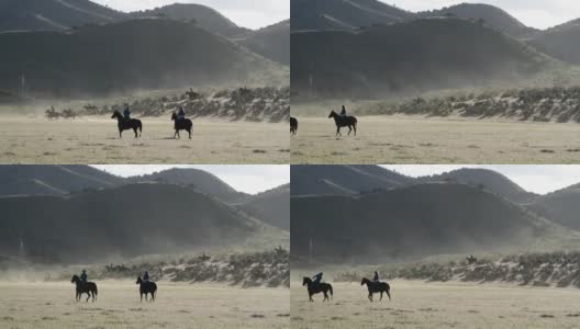 牛仔和马在犹他州山坡上奔跑的广角视频高清在线视频素材下载
