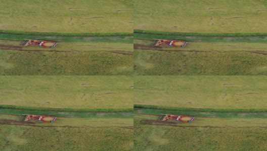 稻田上收获机的鸟瞰图高清在线视频素材下载