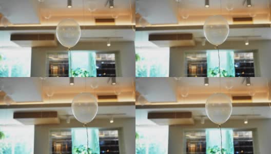 视频特写孤立的氦气球在节日宴会厅。高清在线视频素材下载